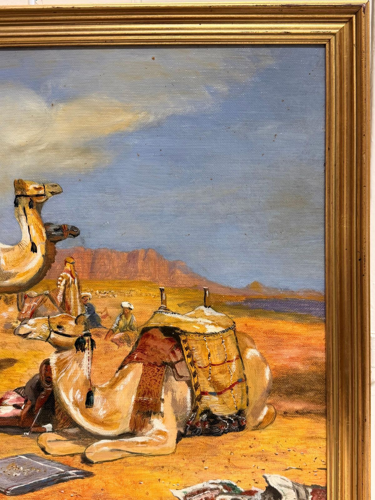 Arabes et chameaux dans un désert sous un ciel bleu nuageux, peinture orientaliste à l'huile photo for sale