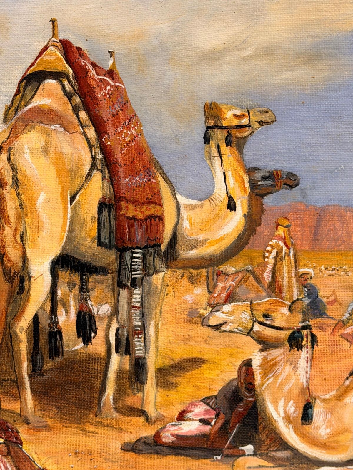 Arabes et chameaux dans un désert sous un ciel bleu nuageux, peinture orientaliste à l'huile photo vintage
