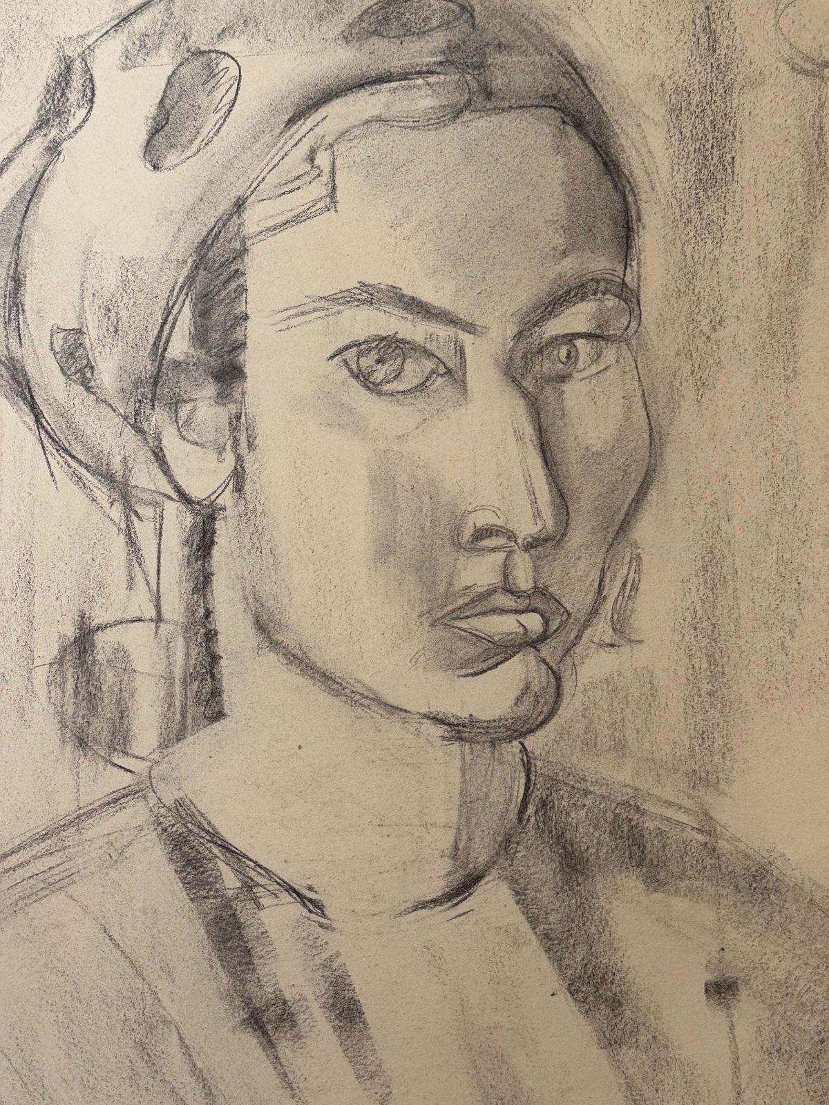 Portrait moderniste français d'une femme au foulard, fusain et crayon photo for sale