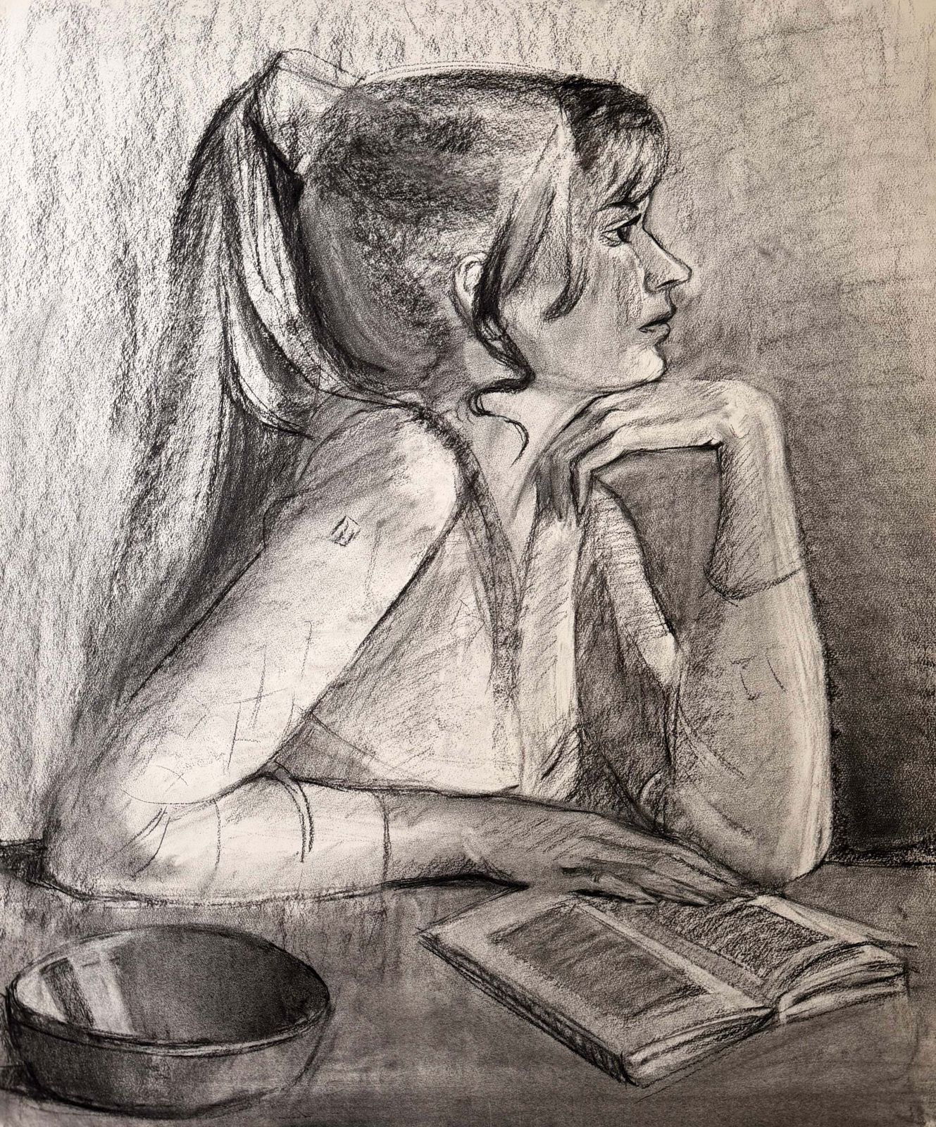 Femme élégante lisant à une table, dessin au fusain, portrait moderniste français