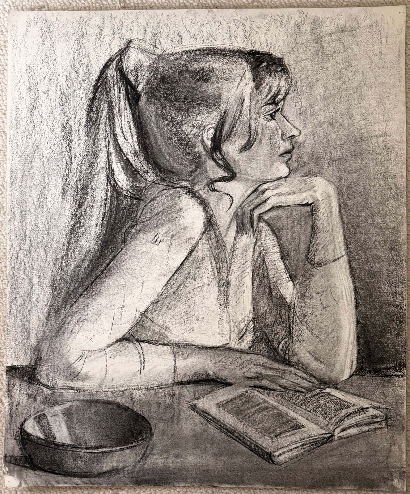 Femme élégante lisant à une table, dessin au fusain, portrait moderniste français photo furniture