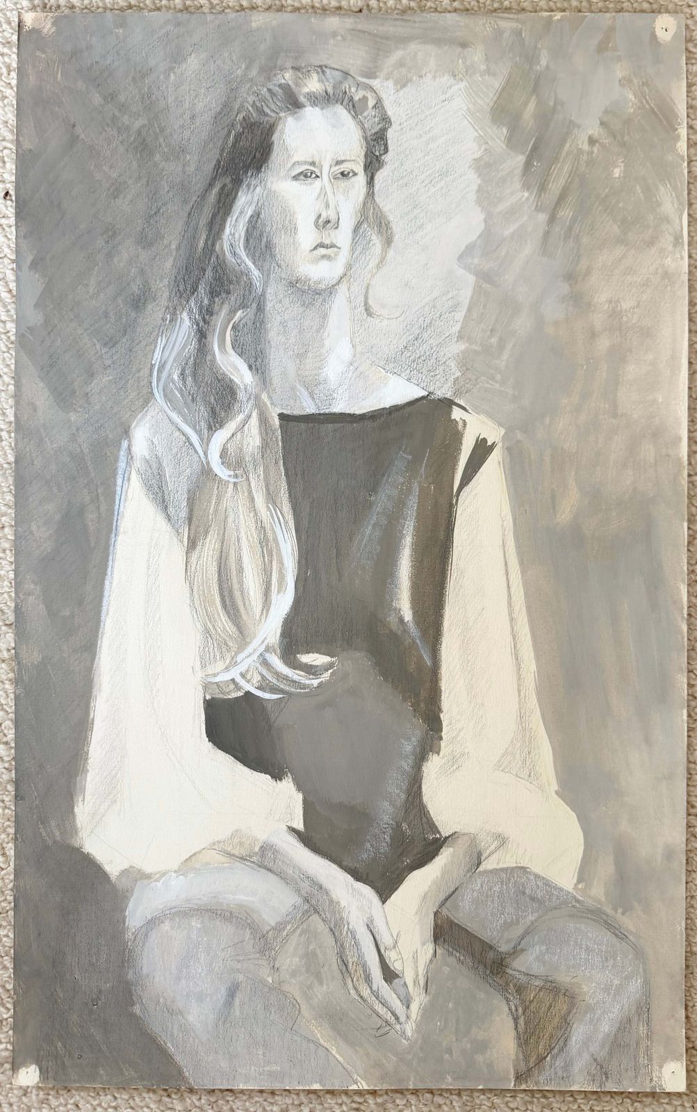 Femme assise aux longs cheveux, portrait monochrome moderniste français photo furniture
