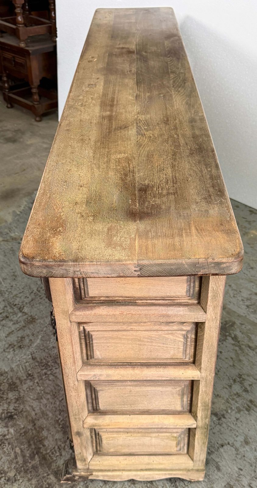 Buffet espagnol rustique en bois sculpté avec tiroirs latéraux et quatre portes photo buy