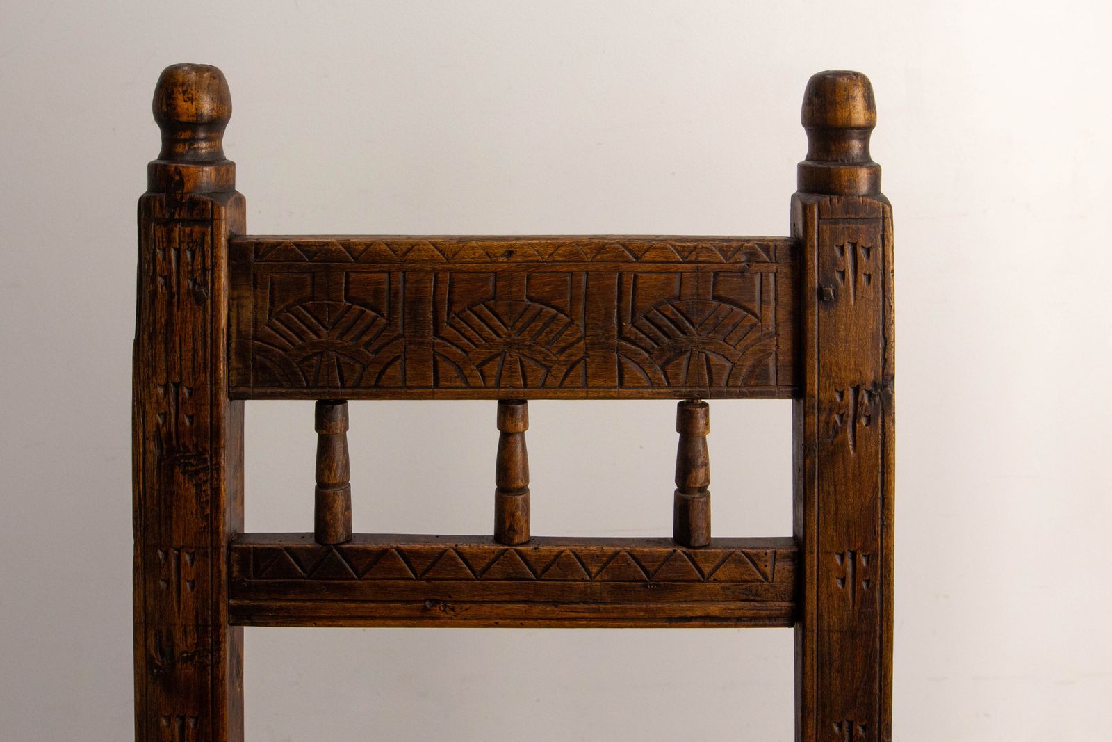 Spaans paar decoratieve bijzetstoelen van grenenhout, 19e eeuw photo vinterior