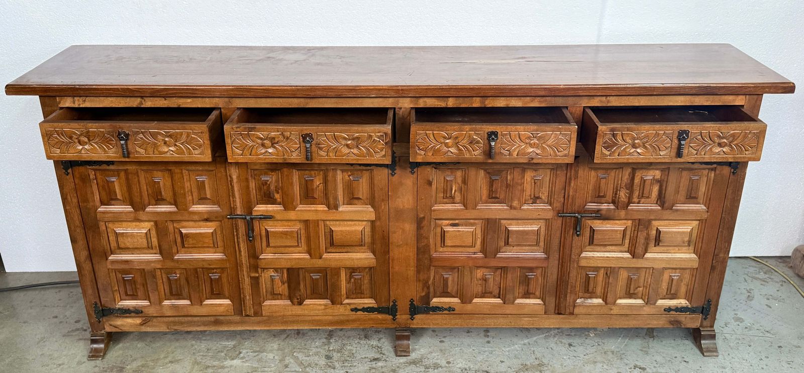 Buffet espagnol rustique en bois sculpté avec ferrures forgées à la main, XXe siècle photo Mobilier