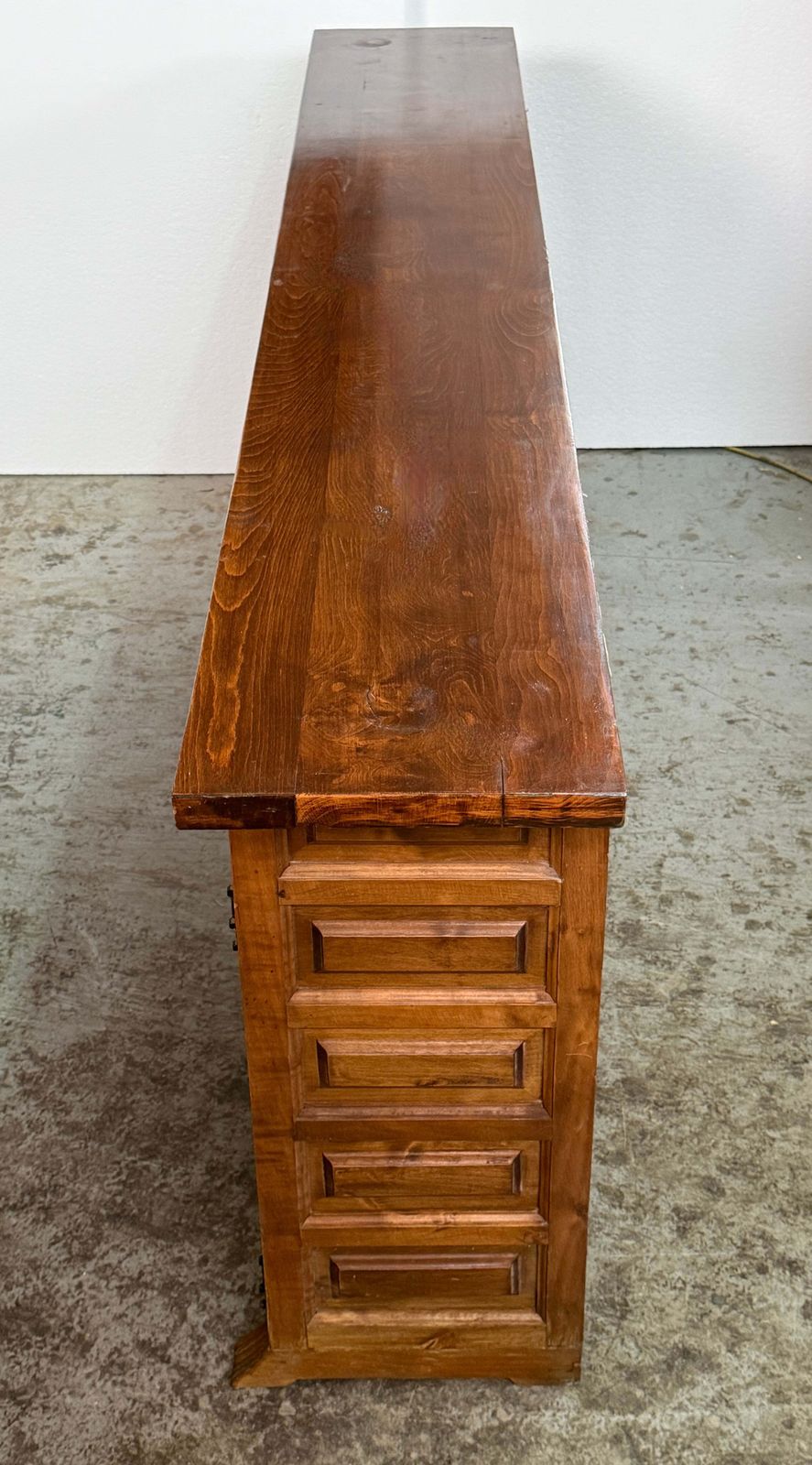 Buffet espagnol rustique en bois sculpté avec ferrures forgées à la main, XXe siècle photo vintage