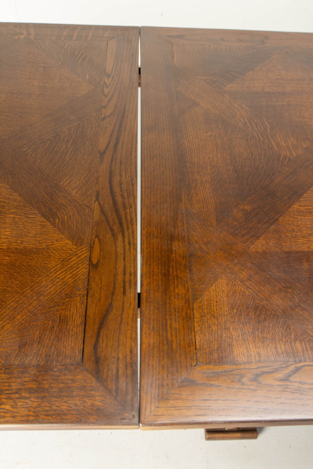 photo for sale Eiken Eettafel Uitschuifbaar Spaans Gesneden Eiken Renaissance Stijl Ca. 1950
