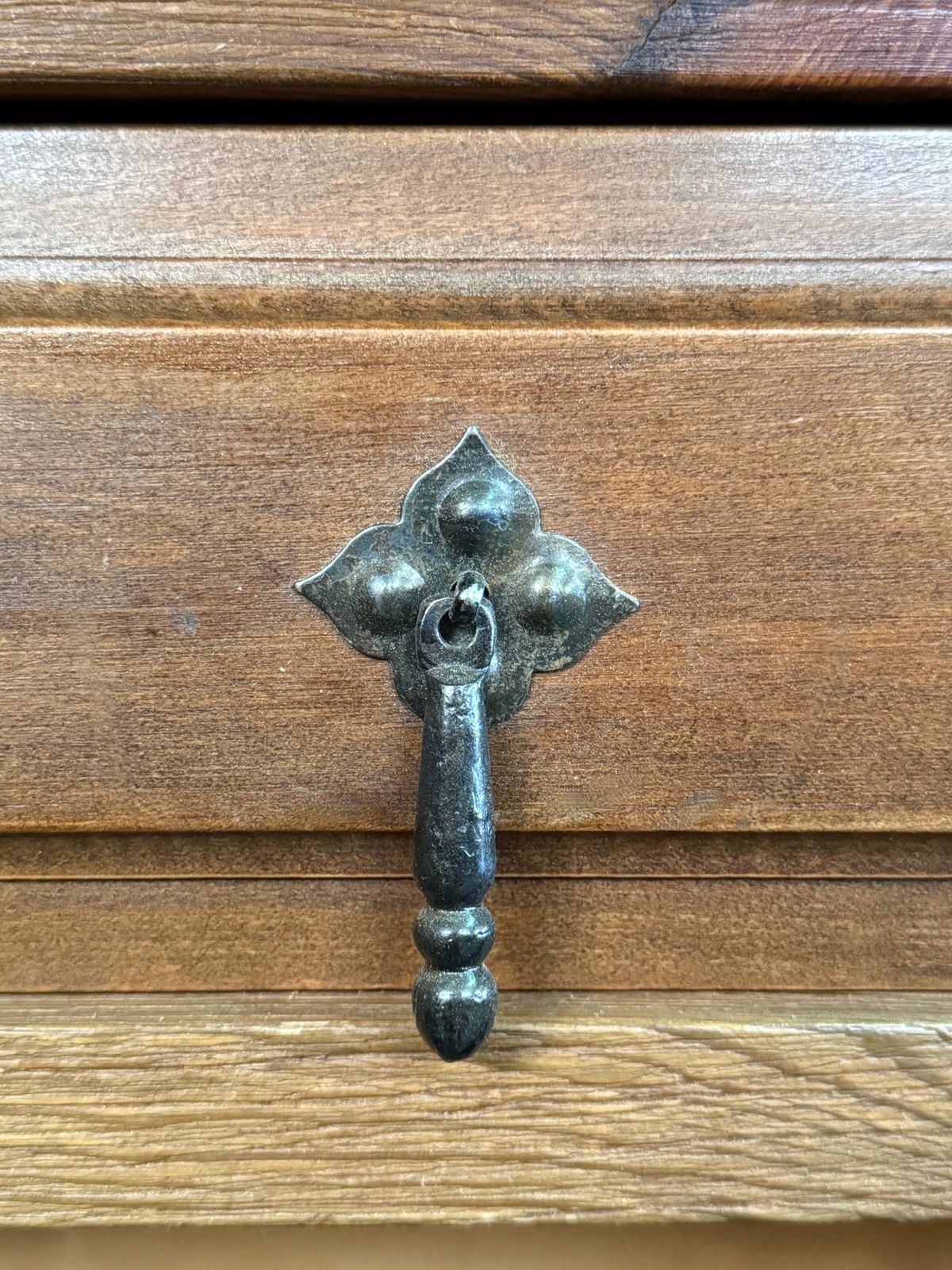 photo for sale Buffet ou cabinet rustique espagnol en bois sculpté avec poignées latérales
