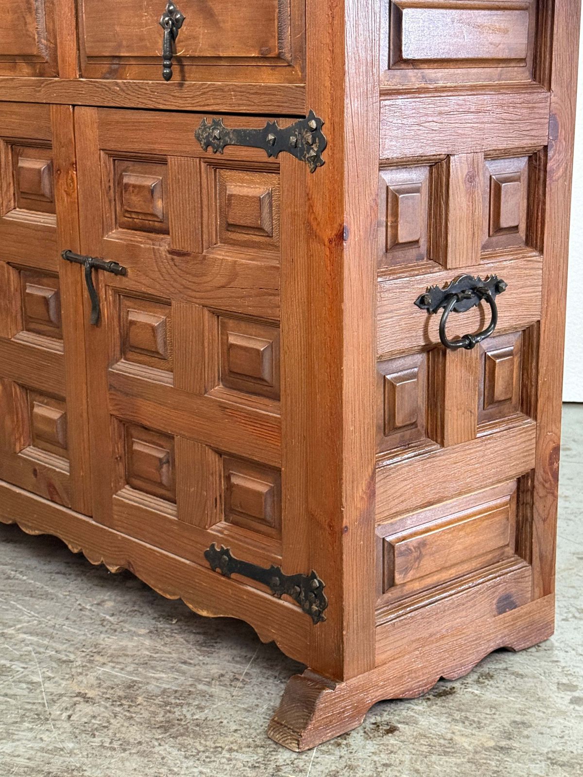 Mobilier Buffet ou cabinet rustique espagnol en bois sculpté avec poignées latérales photo