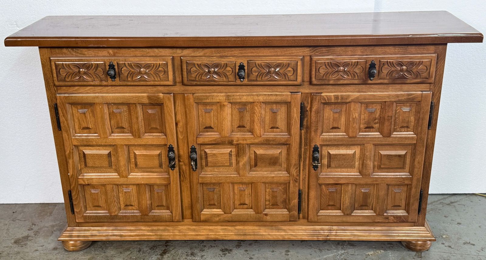 Buffet espagnol rustique en bois sculpté, trois tiroirs et portes photo for sale