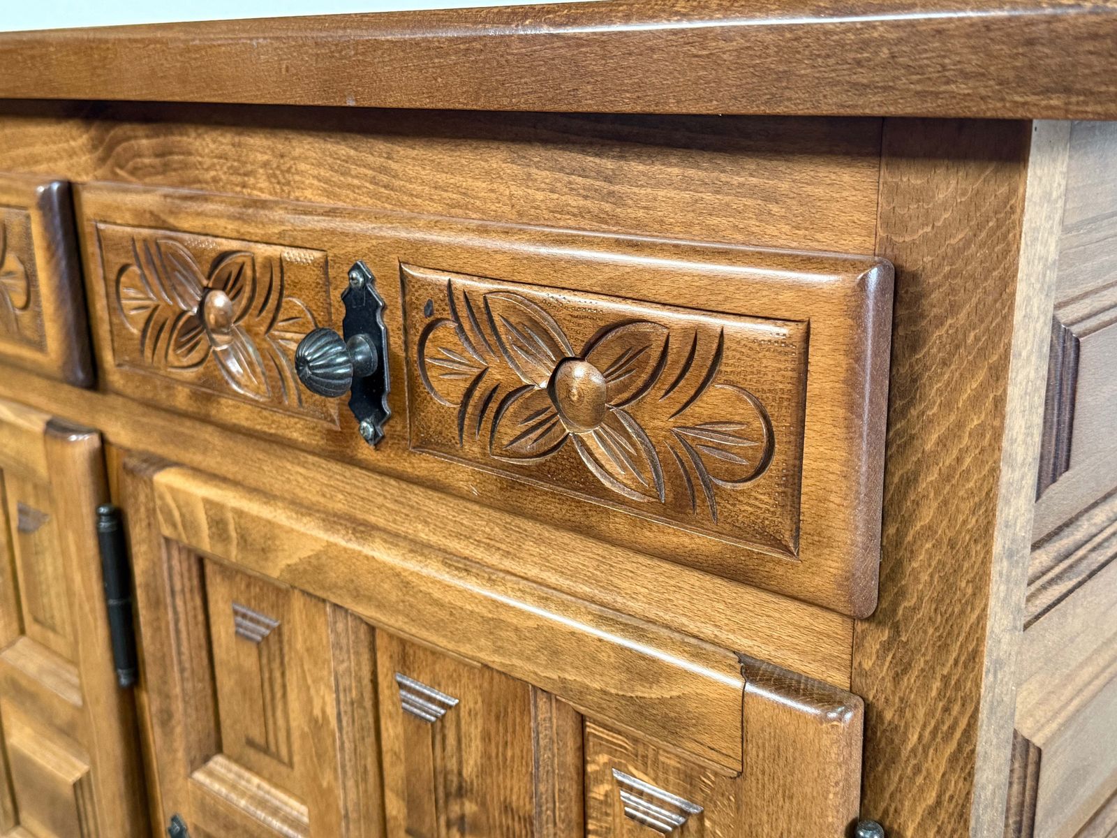 Buffet espagnol rustique en bois sculpté, trois tiroirs et portes photo vintage
