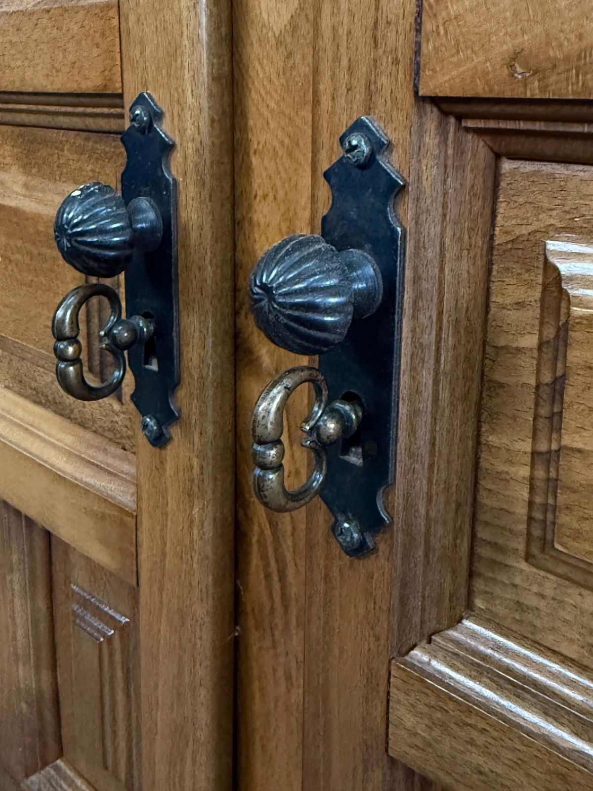 photo for sale Buffet espagnol rustique en bois sculpté, trois tiroirs et portes