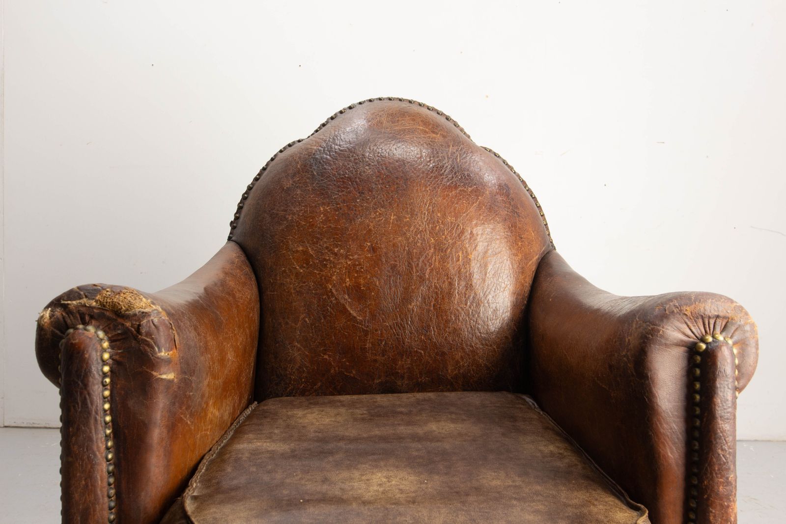 Fauteuil club Art déco d'époque en cuir et skaï à clous, français, vers 1920 photo vinterior