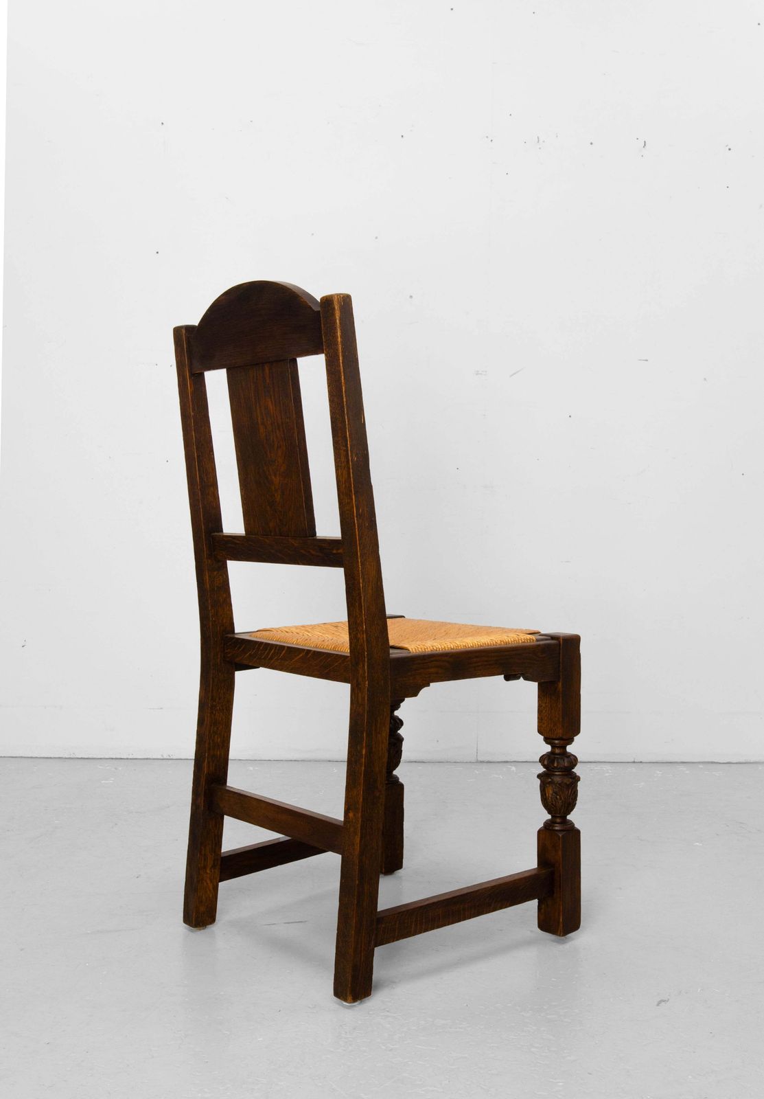 Zes Spaanse eiken eetkamerstoelen met rieten zitting, ca. 1950 photo vintage