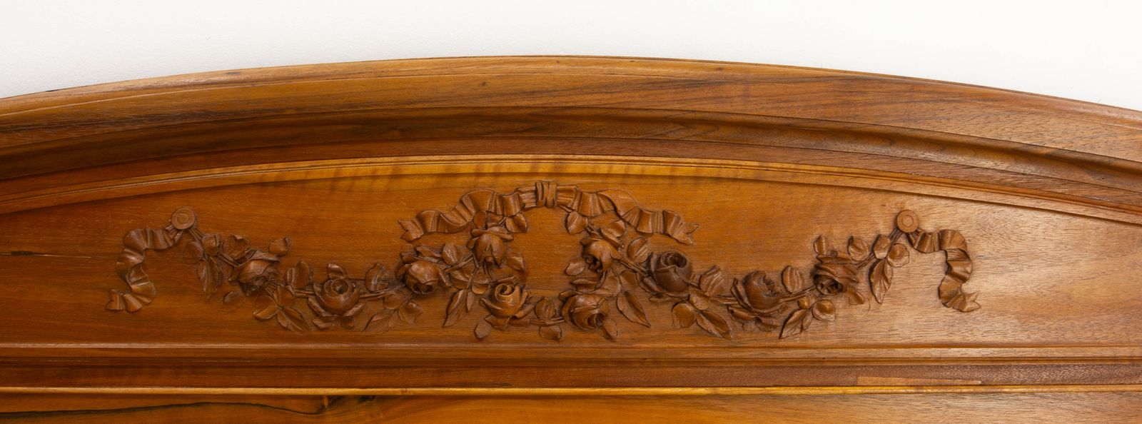 Frans gesneden walnoothouten bed, vol formaat of tweepersoonsbed, Louis XVI-stijl, ca. 1900 photo vinterior