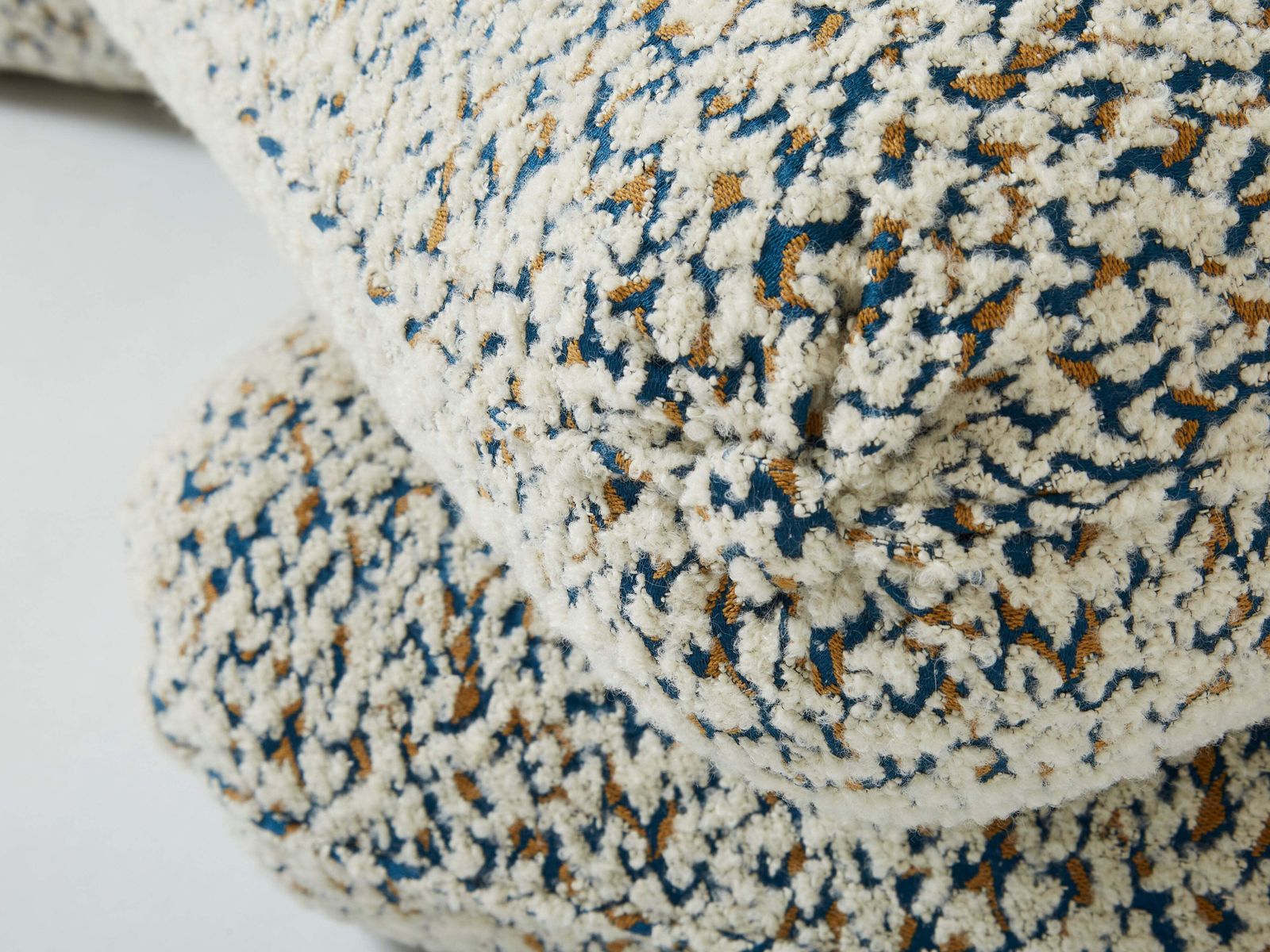 Paire de poufs ottomans Jacques Charpentier en bouclé alpaga, Maison Jansen, années 1970 photo Mobilier