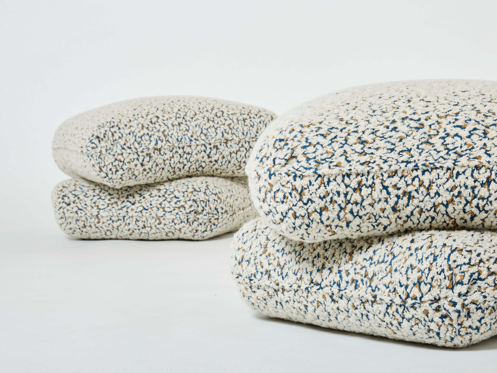 Paire de poufs ottomans Jacques Charpentier en bouclé alpaga, Maison Jansen, années 1970 photo vinterior