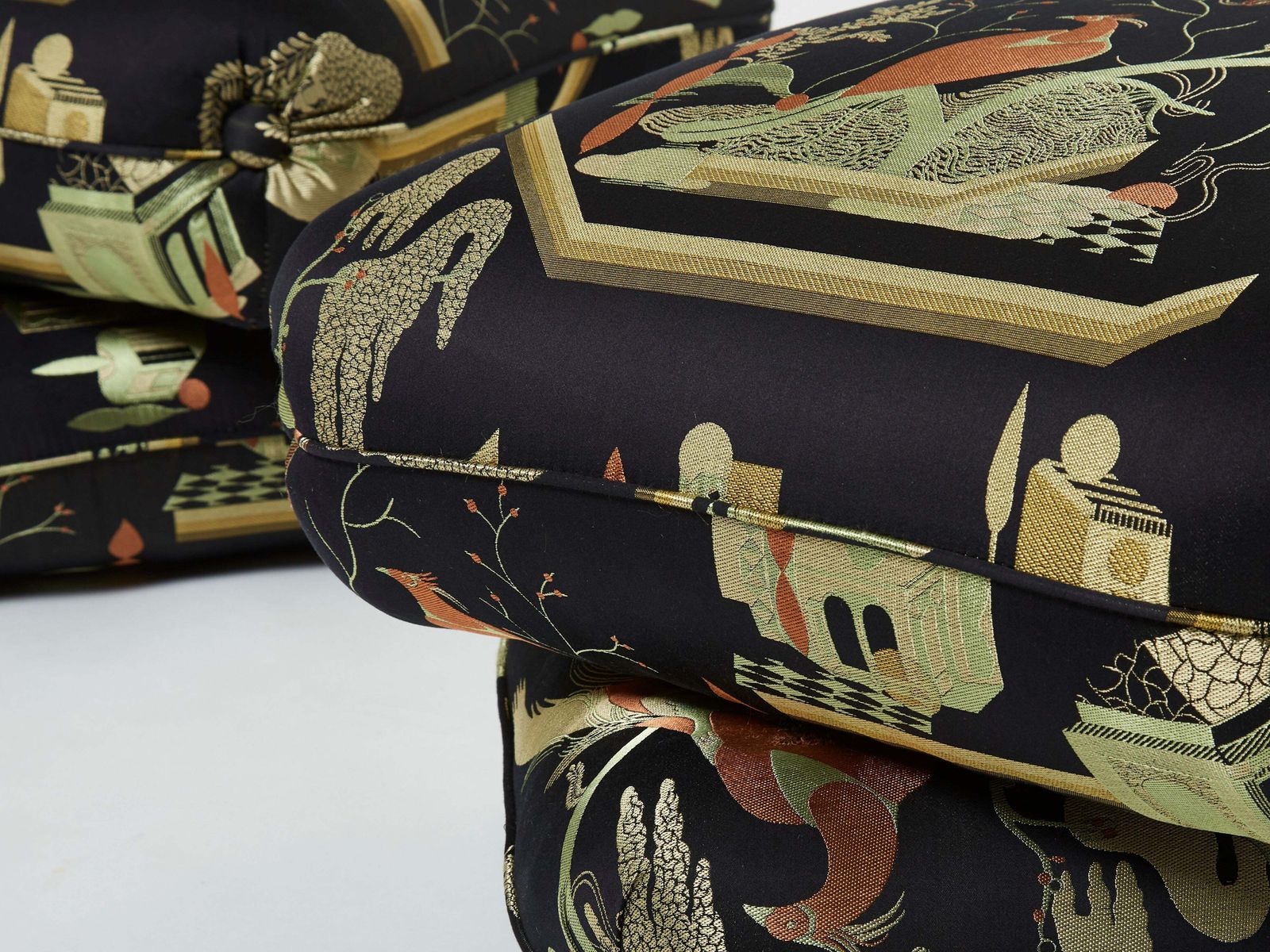 photo for sale Paire de poufs Jacques Charpentier pour Maison Jansen en soie Jacquard, années 1970