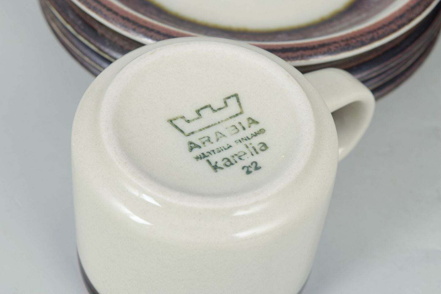 Arabia. Set van vier theekopjes met schoteltjes in steengoed. Serie "Karelia". Jaren 1970 photo Woonaccessoires