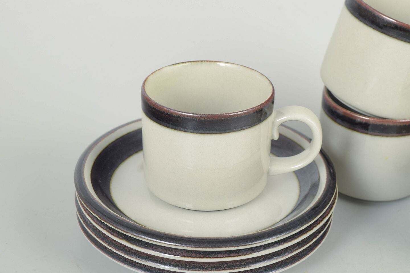 Arabia. Ensemble de quatre tasses à thé et soucoupes en grès. Série « Karelia ». photo for sale
