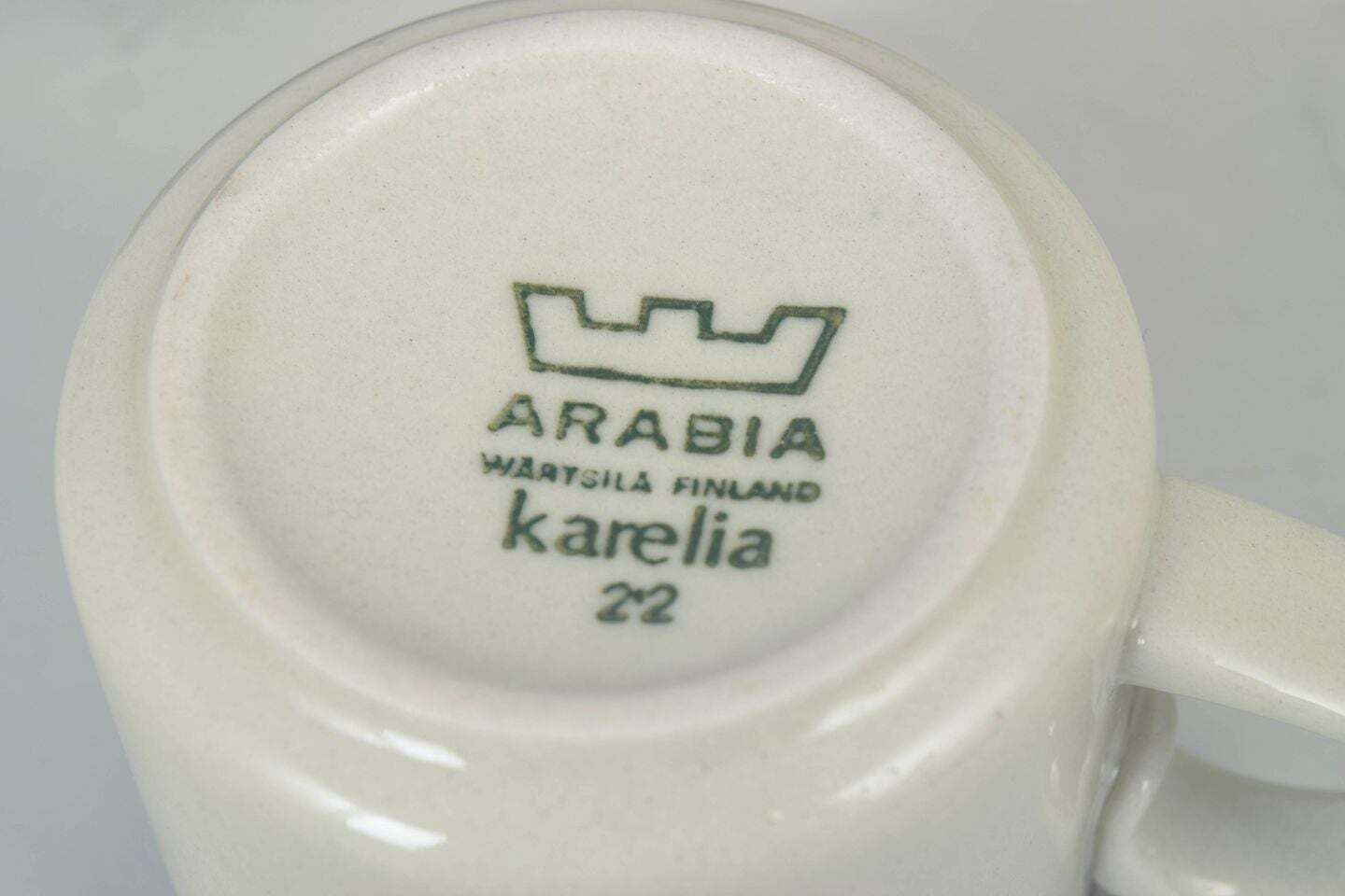 Arabia. Ensemble de quatre tasses à thé et soucoupes en grès. Série « Karelia ». photo Décoration