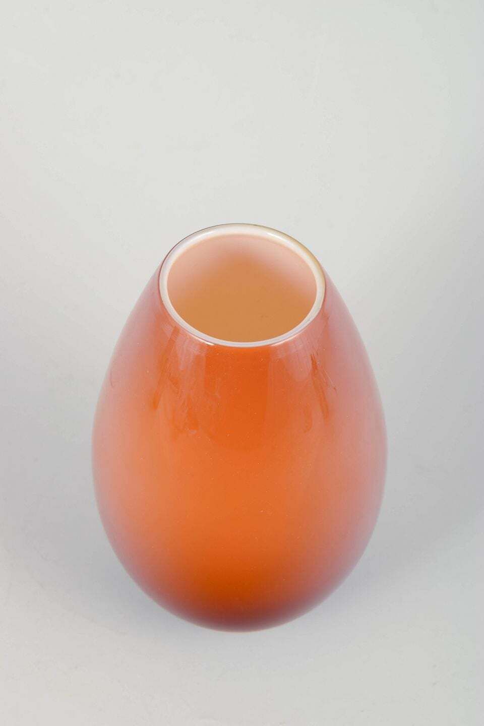Vase « Cocoon » en verre orange, Peter Svarrer pour Holmegaard, XXe siècle photo furniture