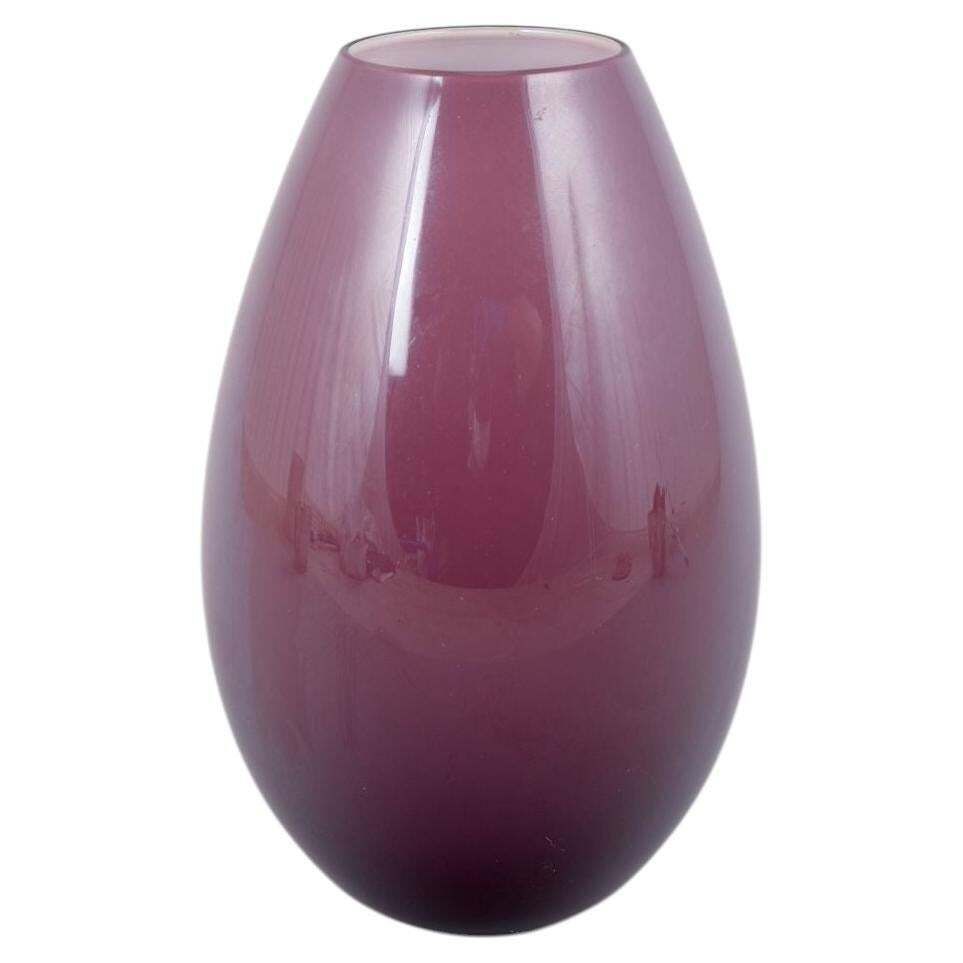 Vase « Cocoon » Holmegaard en verre violet profond, par Peter Svarrer, fin du XXe siècle