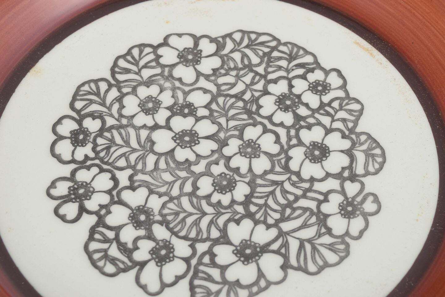 Gefle, Suède. Lot de quatre assiettes plates en grès. Série « Agneta », années 1970. photo for sale