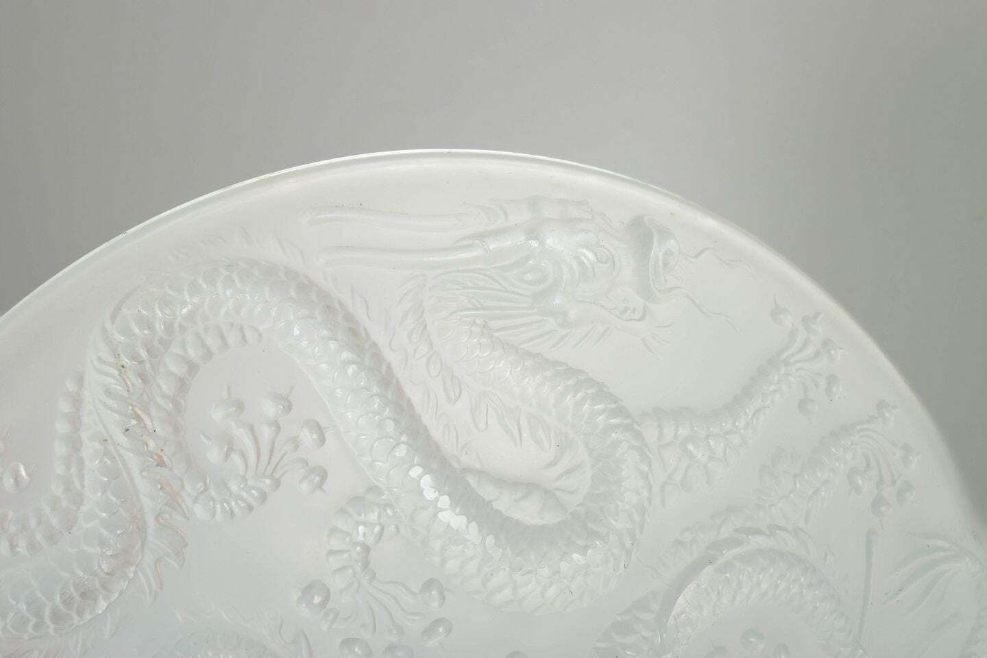 Grand plat au dragon chinois en verre opaline Josef Inwald pour Barolac, milieu du XXe siècle photo for sale