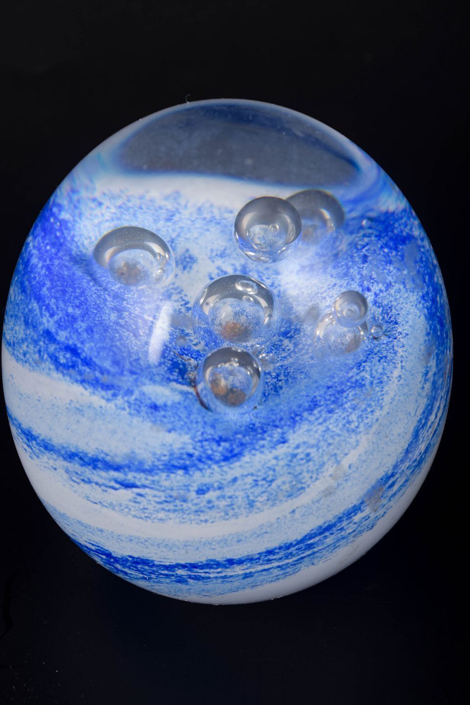 Åhus en anderen, twee paperweights in kunstglas. Eind 20e eeuw. photo for sale