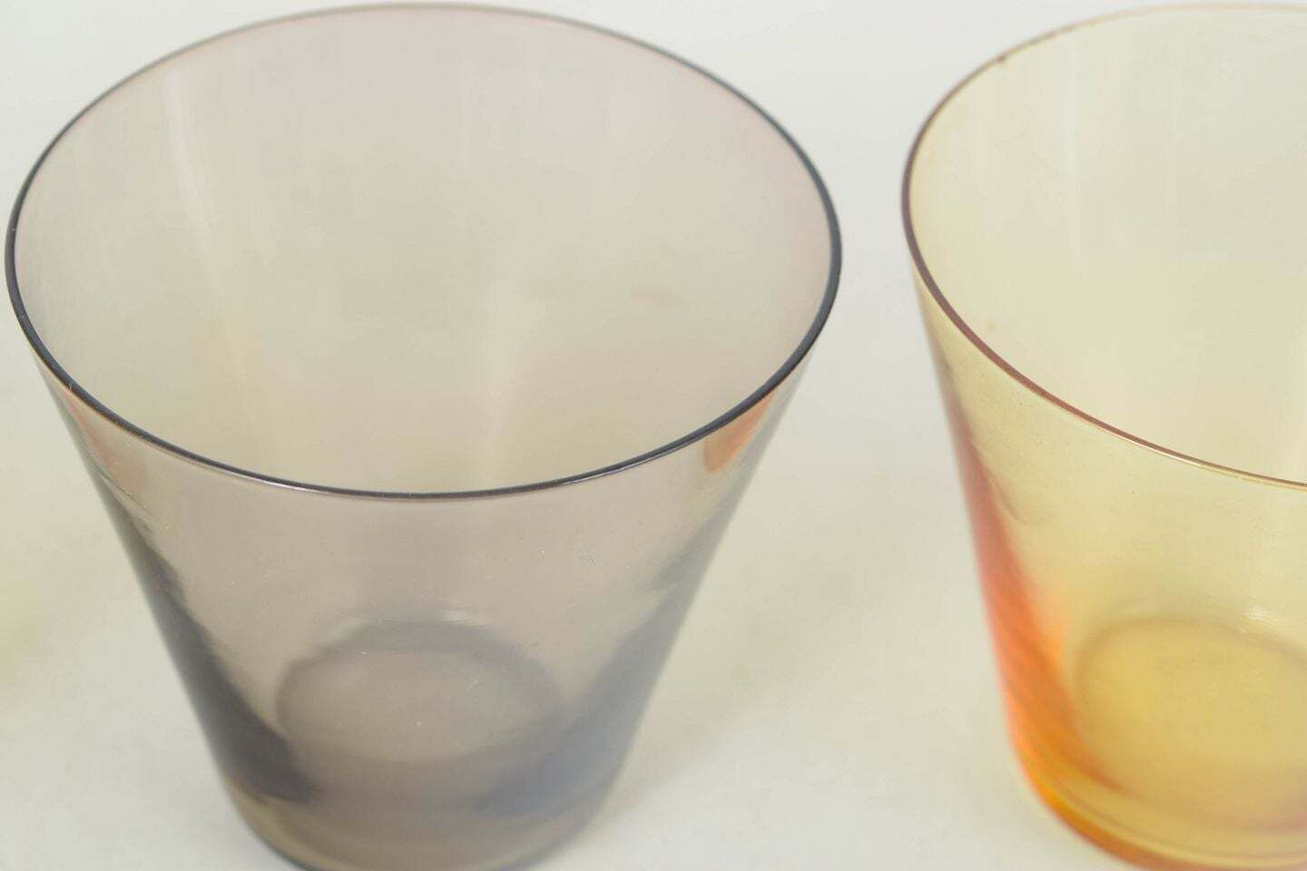 Kaj Franck pour Nuutajärvi Notsjö. Trois petits verres « Kimara ». Milieu du XXe siècle. photo for sale