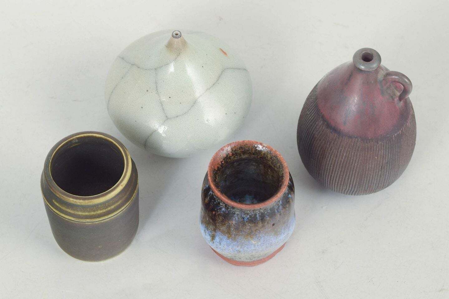 Ensemble de quatre vases miniatures en céramique de studio, Suède, années 1970 photo furniture