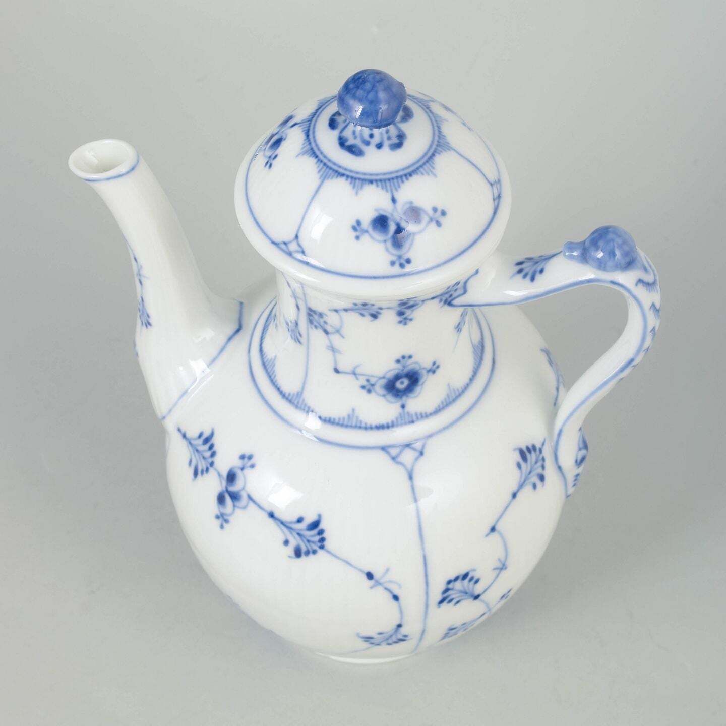 Royal Copenhagen, Blue Fluted Plain. Klassieke porseleinen koffiepot. Ca. jaren 1920 photo furniture