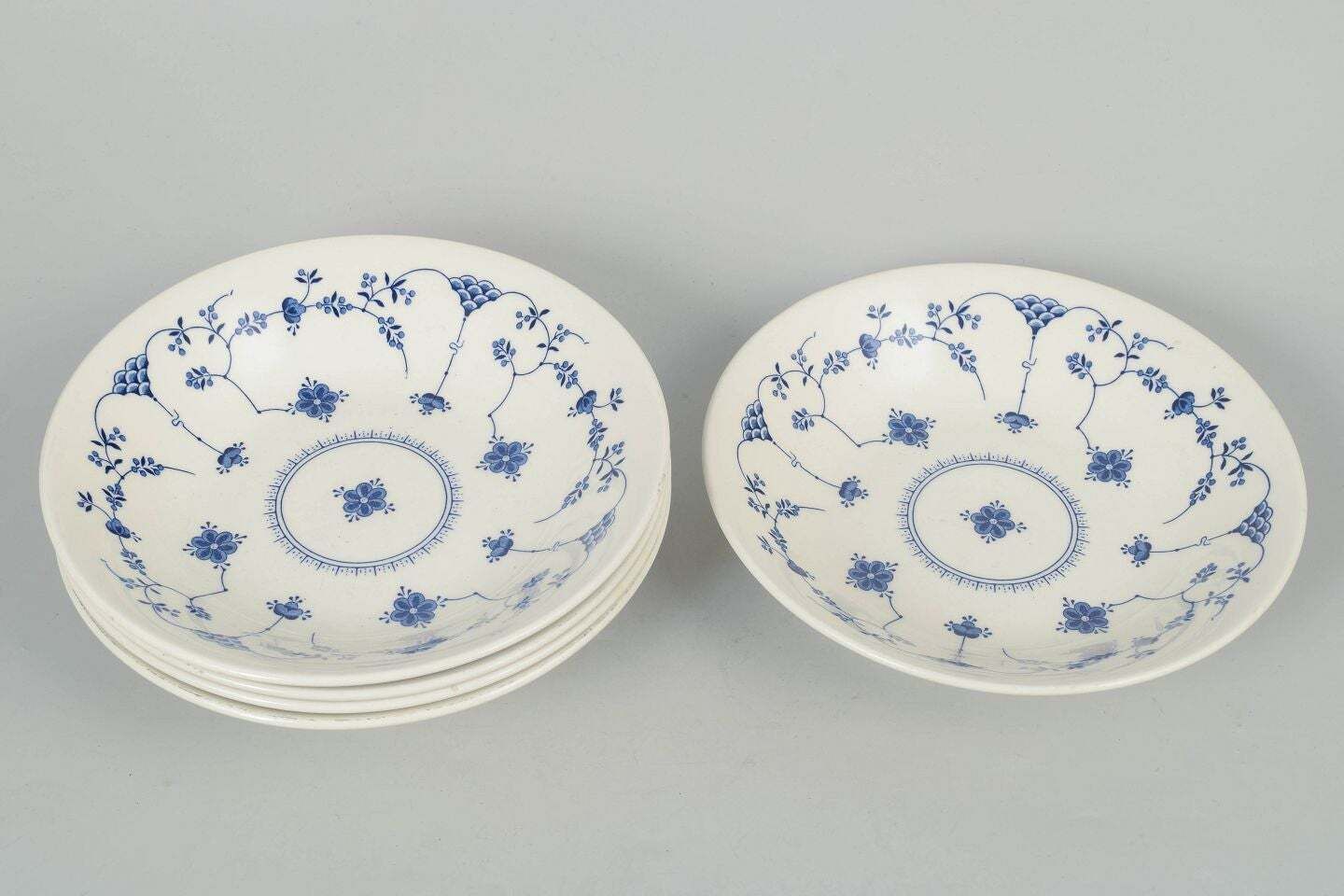 Churchill, Staffordshire. Set van vijf diepe faience borden in blue fluted stijl. photo furniture