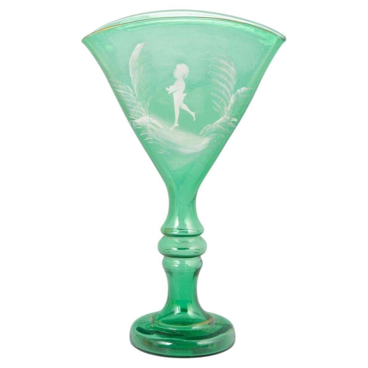 Gobelet en verre vert de style Mary Gregory à motif d'enfant, XIXe siècle