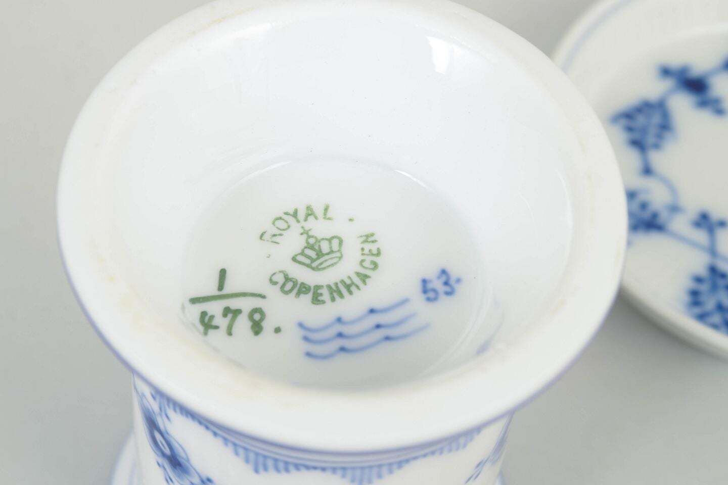 Royal Copenhagen, Blue Fluted Plain. Ensemble vase et dessous-de-vase en porcelaine. photo Décoration