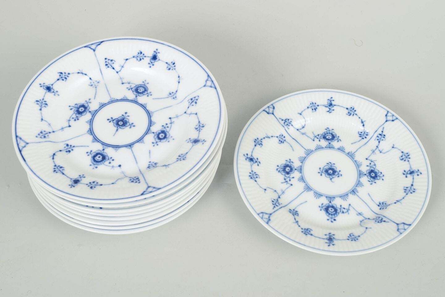Royal Copenhagen, Blue Fluted Plain. Ensemble de neuf assiettes à dessert en porcelaine. photo furniture