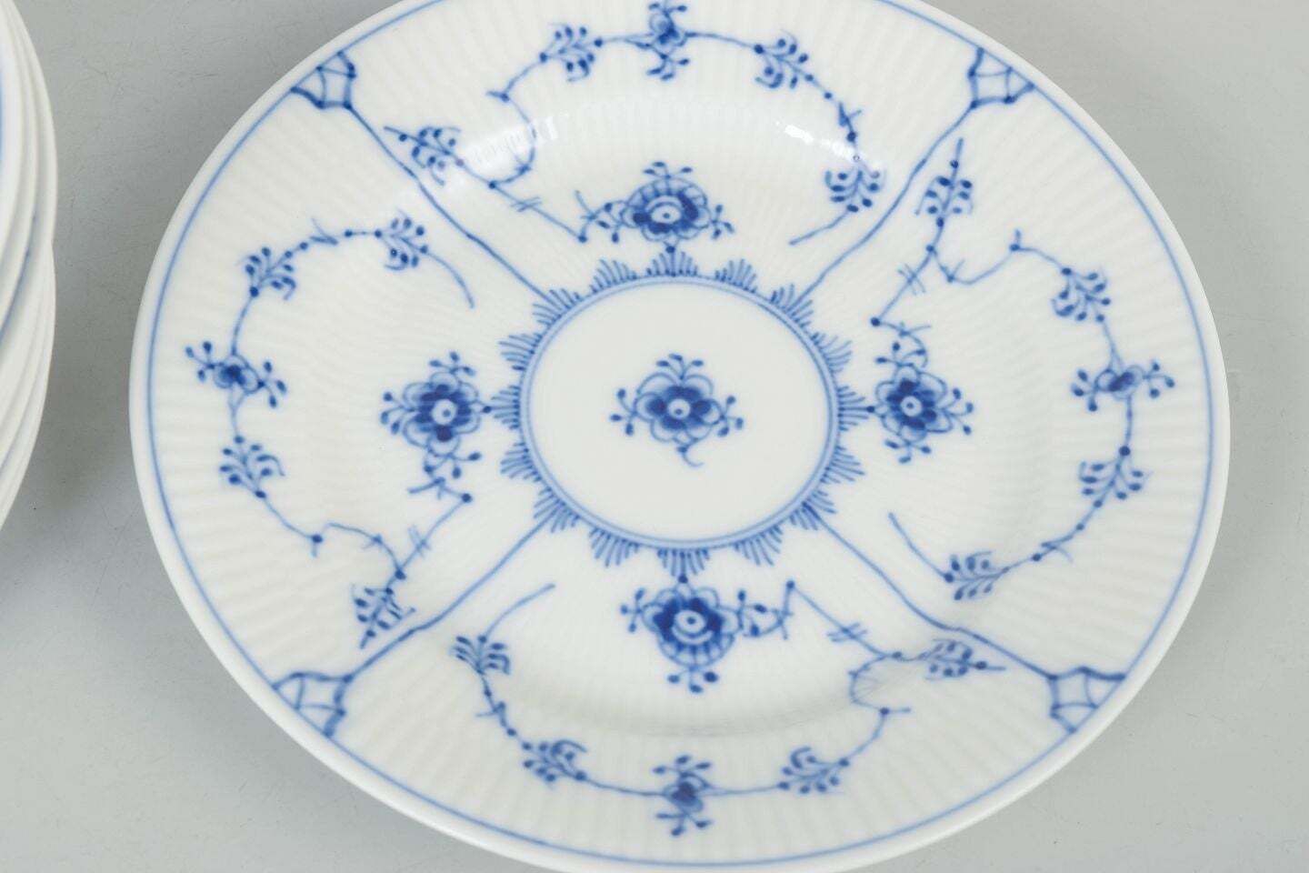 Royal Copenhagen, Blue Fluted Plain. Ensemble de neuf assiettes à dessert en porcelaine. photo for sale