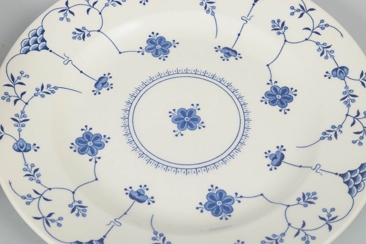 Churchill, Staffordshire. Sept assiettes plates en faïence. Style bleu cannelé. photo for sale