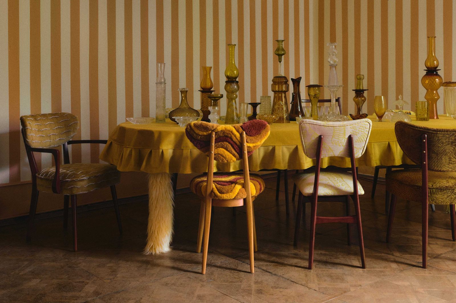 Mid-Century hartvormige stoel, wit en groen art deco jacquard, Europa, jaren 1960 photo for sale