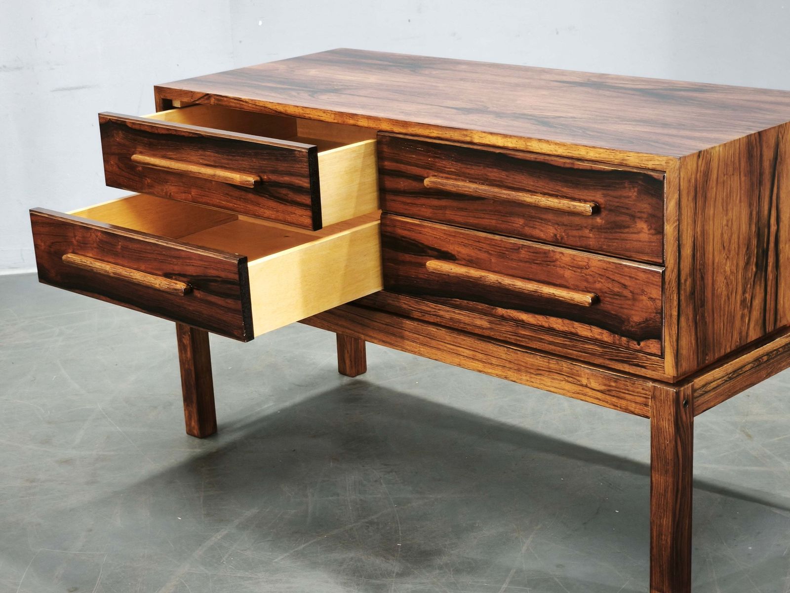 photo for sale Commode mid-century modern danoise en placage de palissandre, années 1960