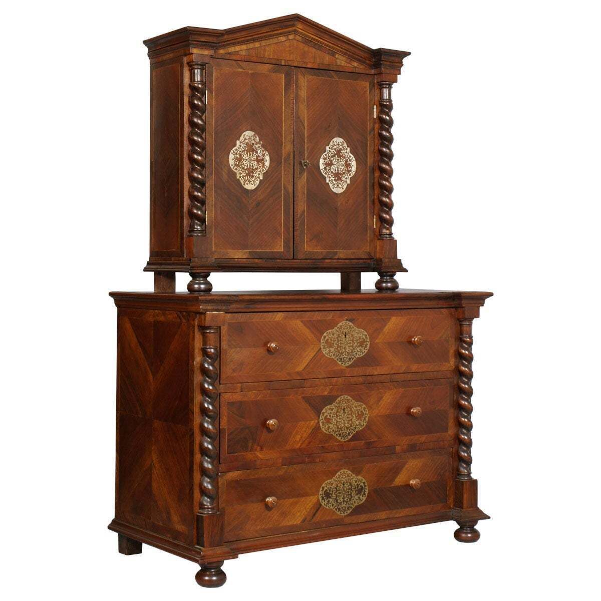 Cabinet baroque des Habsbourg sur commode en noyer, érable et incrustations d'argent, vers 1728 photo Mobilier
