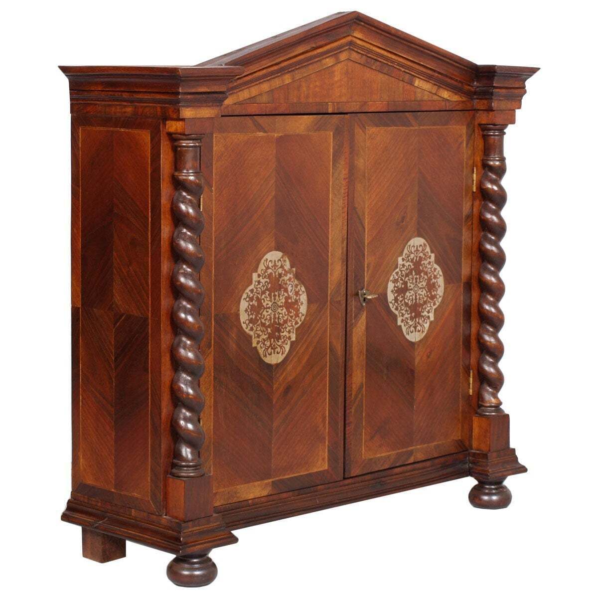 Cabinet baroque des Habsbourg sur commode en noyer, érable et incrustations d'argent, vers 1728 photo buy