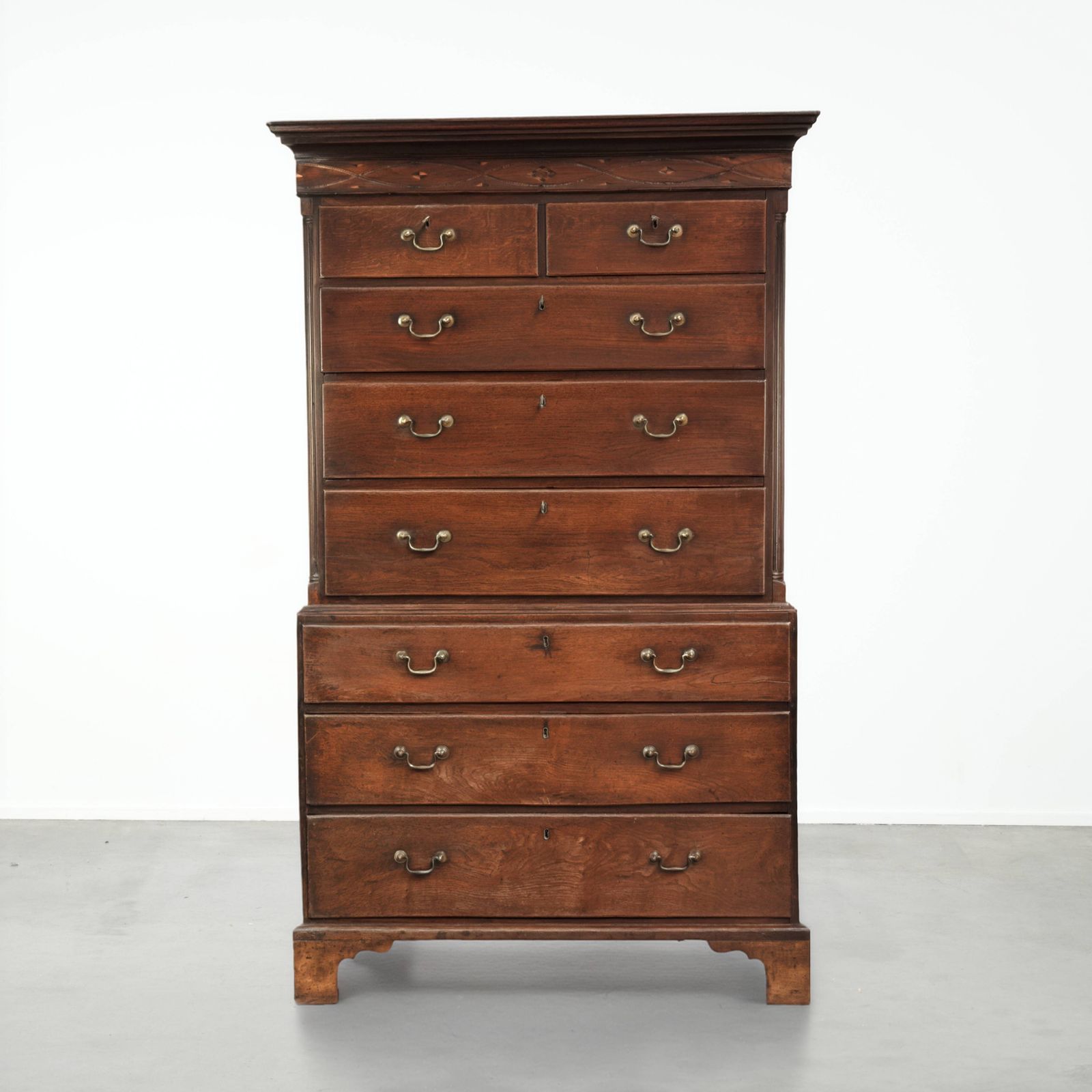 Elegante antieke Engelse ladekast, kast op kast uit de 18e eeuw, vervaardigd van eiken met fraai intarsia inlegwerk.