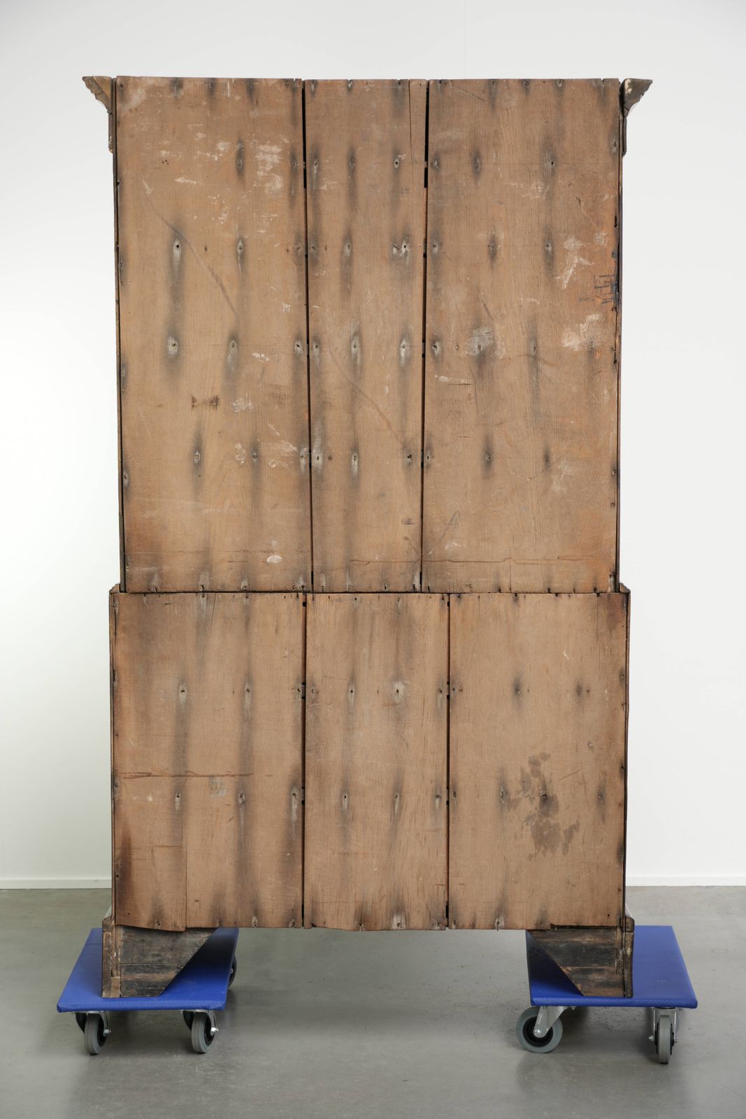 Elegante antieke Engelse ladekast, kast op kast uit de 18e eeuw, vervaardigd van eiken met fraai intarsia inlegwerk. photo Meubels