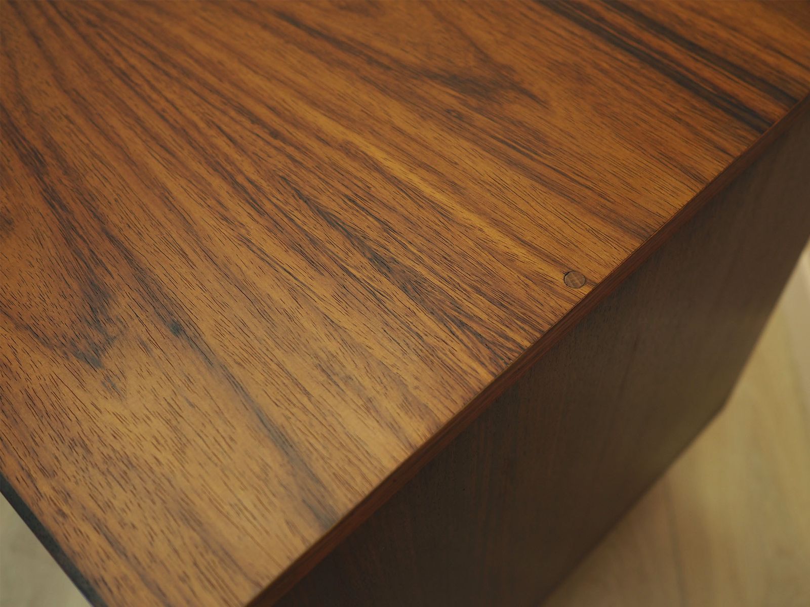 photo furniture Deens kabinet met verstelbare plank, jaren 1970