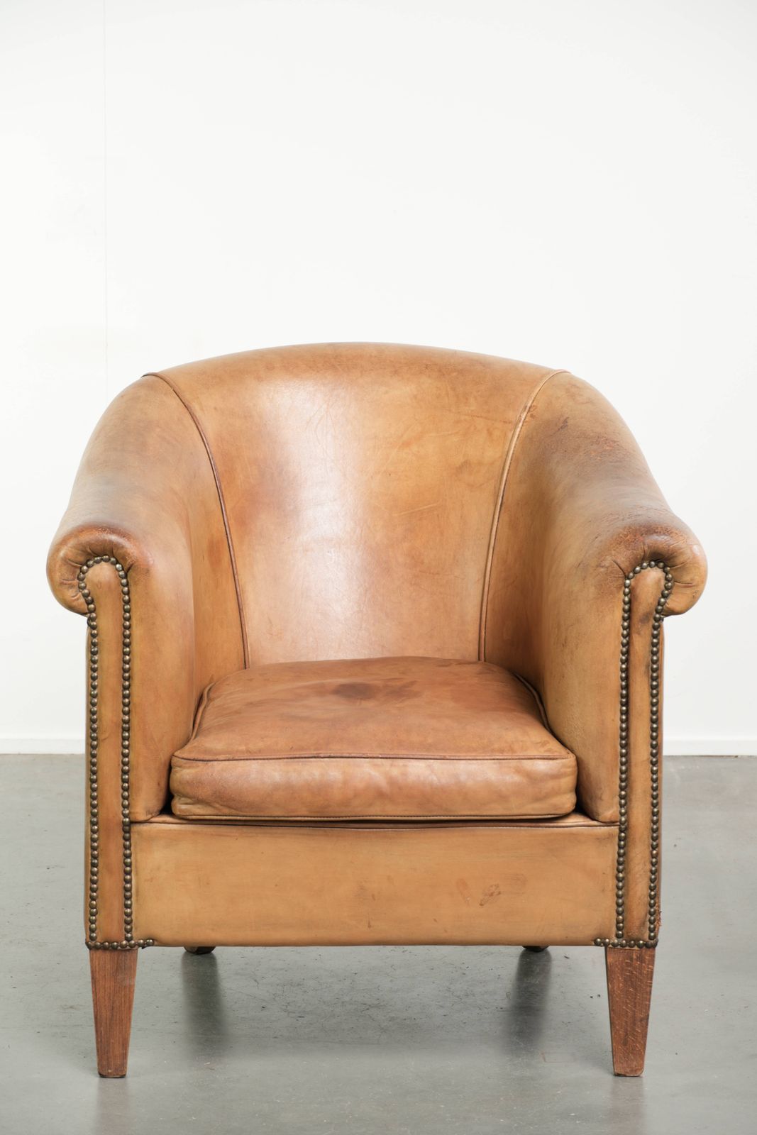 Karaktervolle Club Fauteuil van Schapenleer in een Lichte Cognackleur, Afgewerkt met Siernagels. photo furniture
