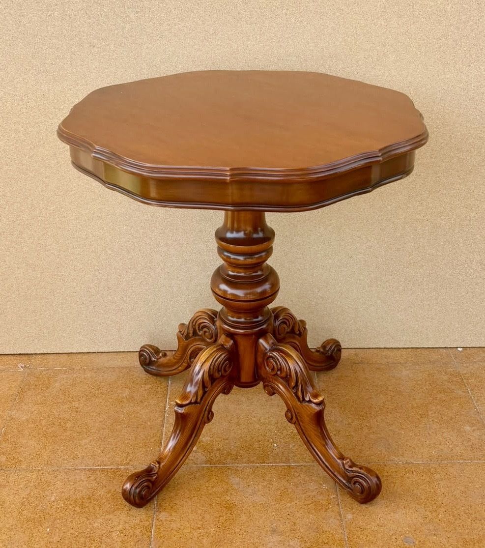 photo vintage Spaanse gesneden houten bijzettafel op voetstuk, midden 20e eeuw