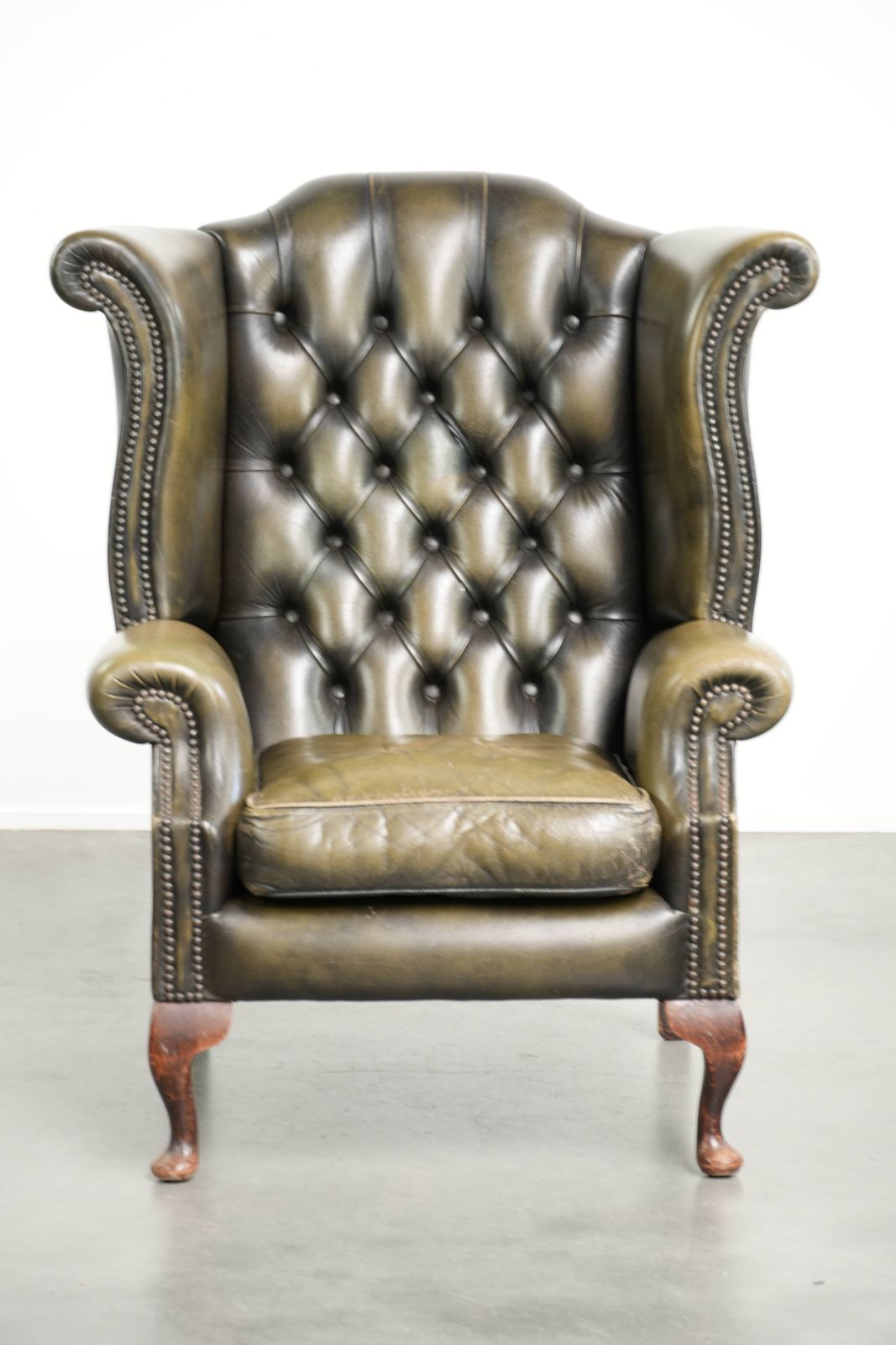 Karaktervolle groene koeienleren Chesterfield fauteuil met vleugelleuningen in Engelse stijl photo furniture