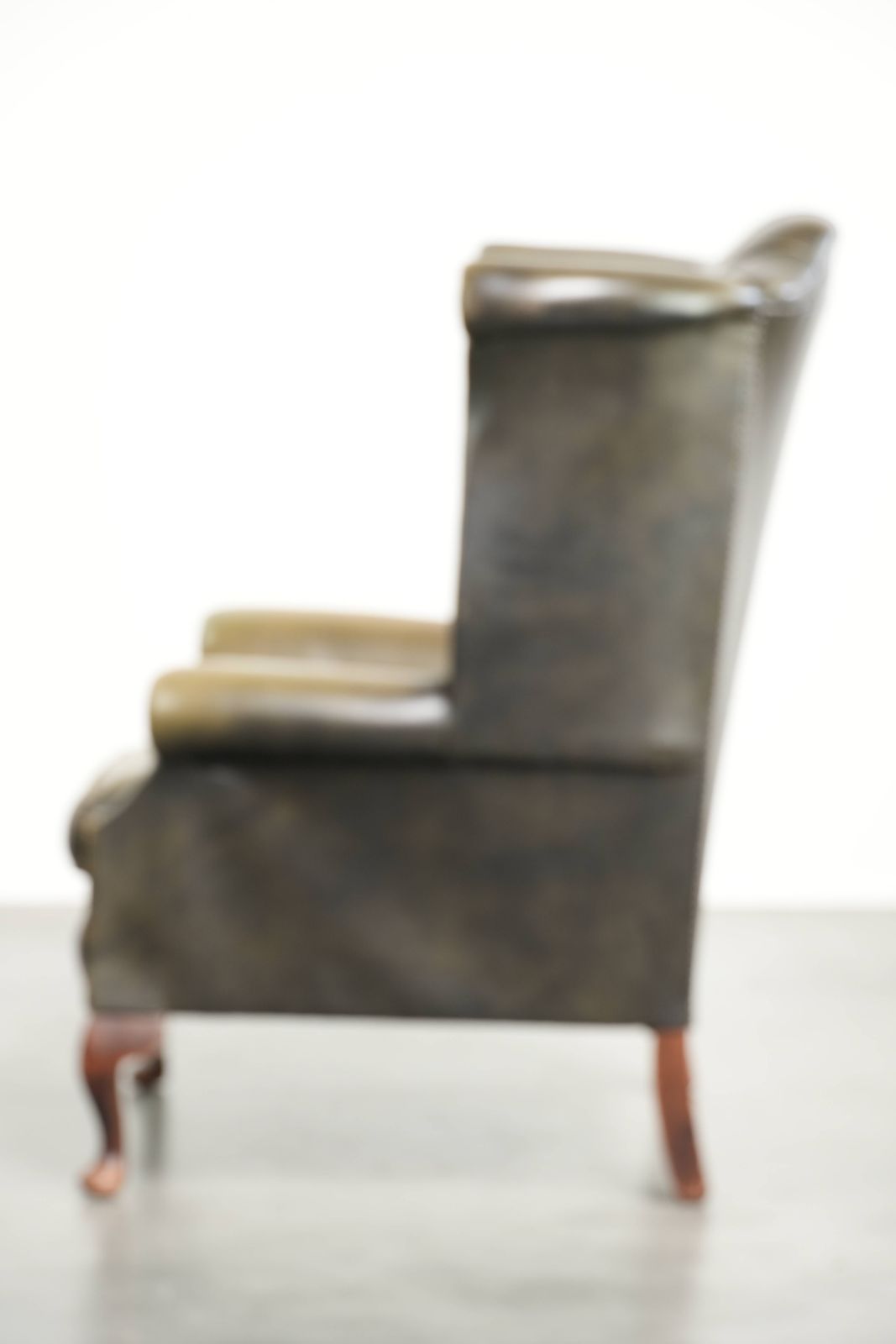 Karaktervolle groene koeienleren Chesterfield fauteuil met vleugelleuningen in Engelse stijl photo 851.0